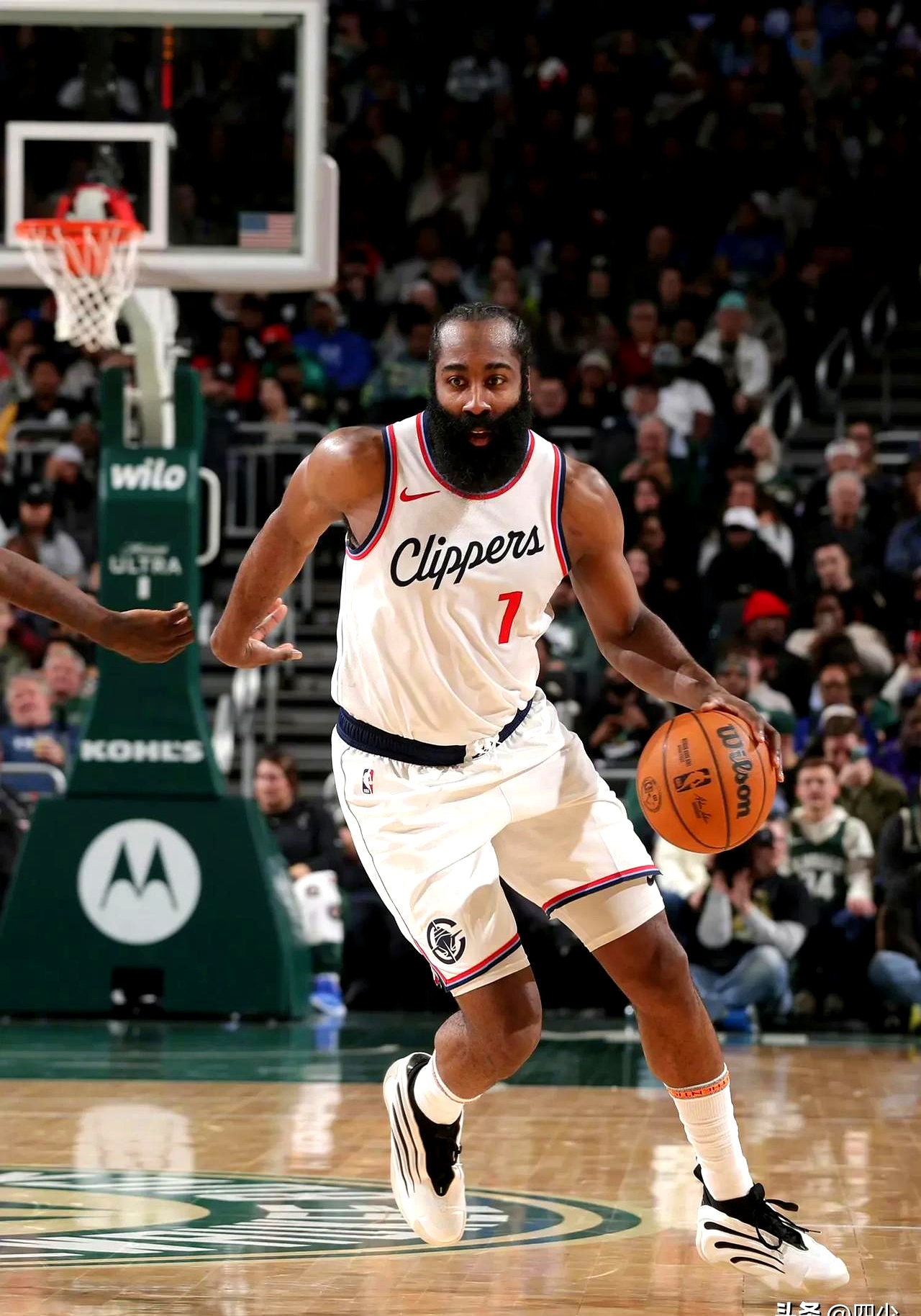 快船大胜国王,保持连胜 快船大胜国王,保持连胜