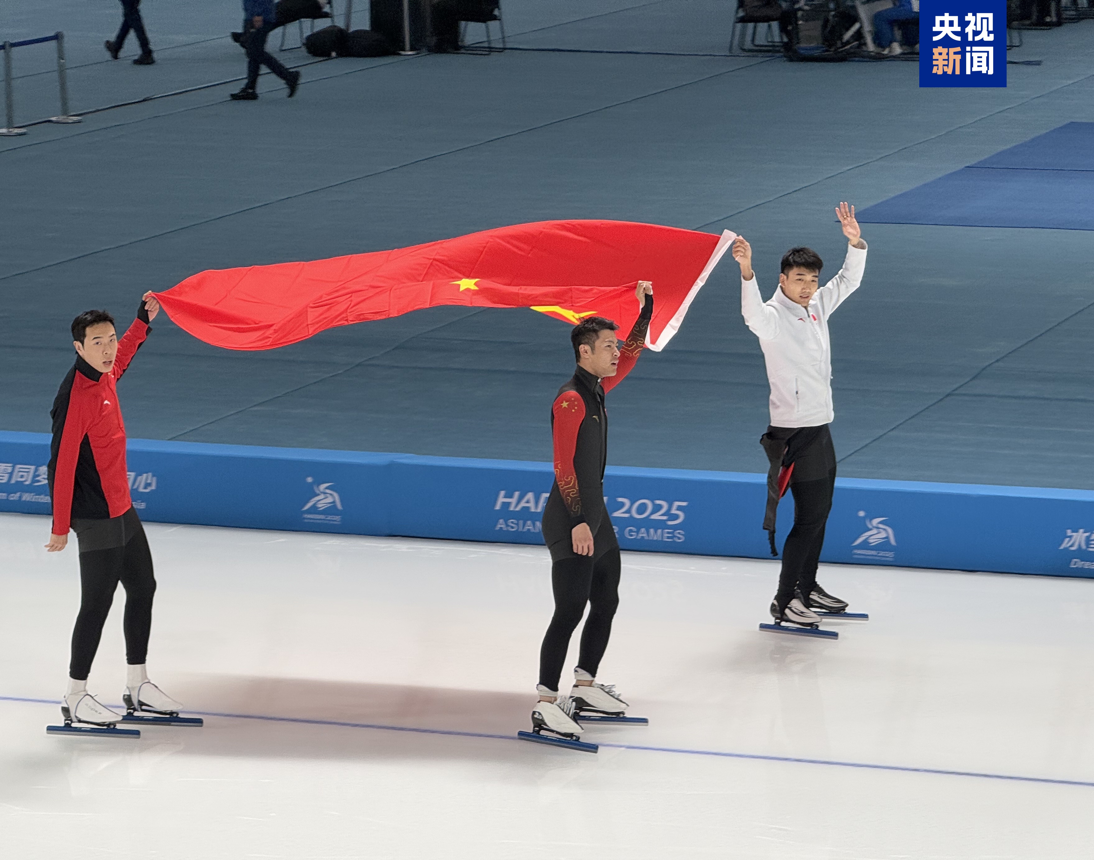 短道速滑队员团体比赛勇夺银牌